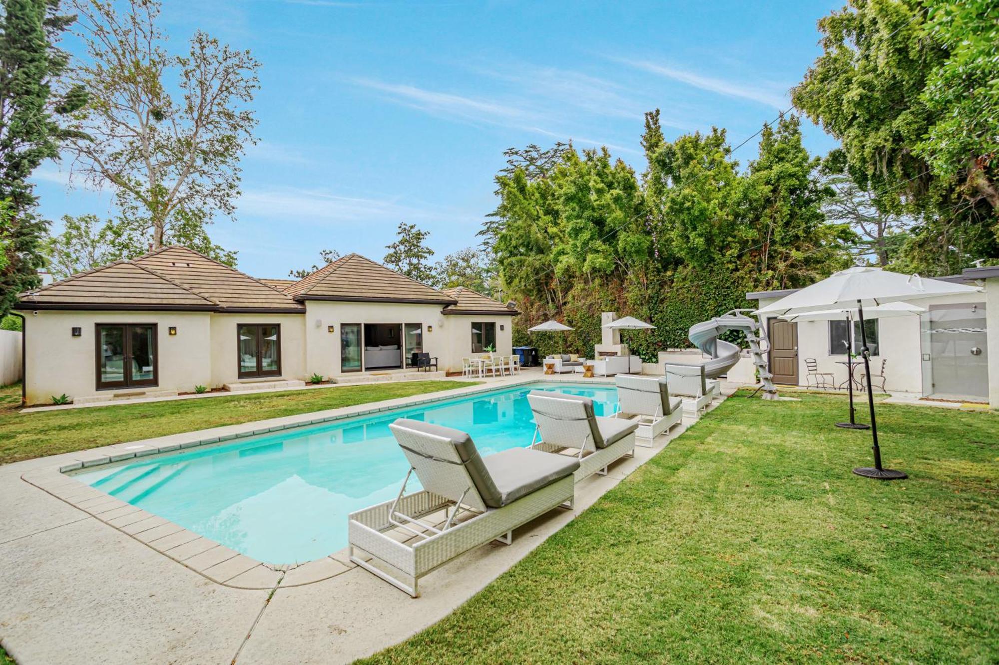 Сasa de vacaciones Exquisite Oasis Near Universal With Large Pool *