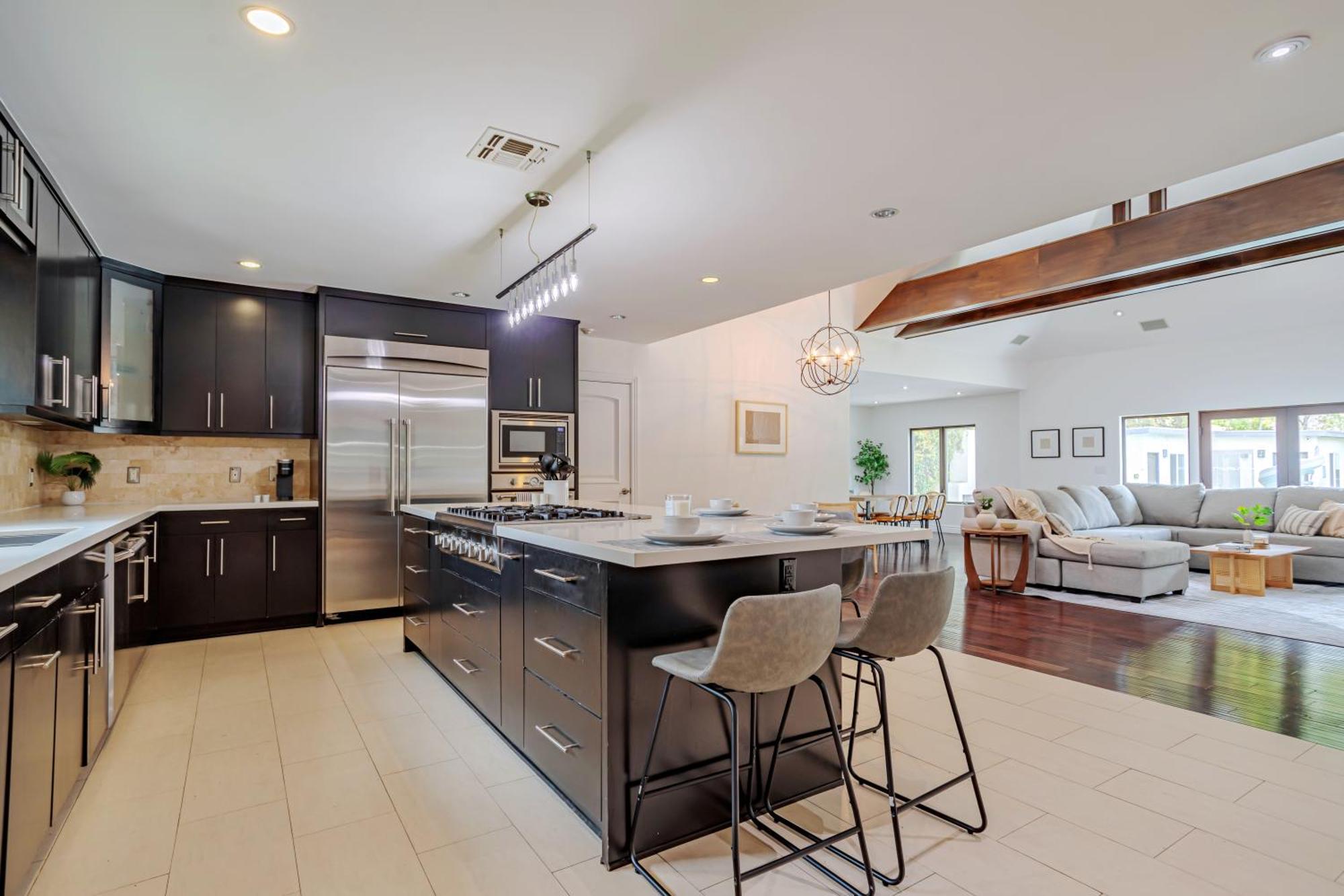 Exquisite Oasis Near Universal With Large Pool Сasa de vacaciones *